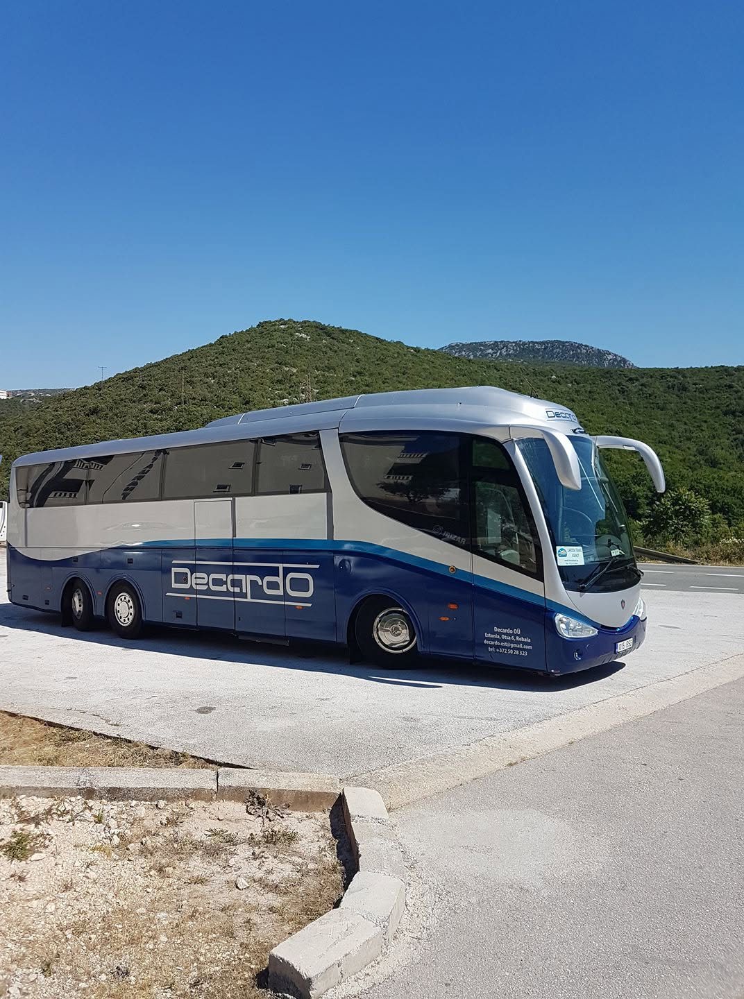Decardo coach with mountains in the background